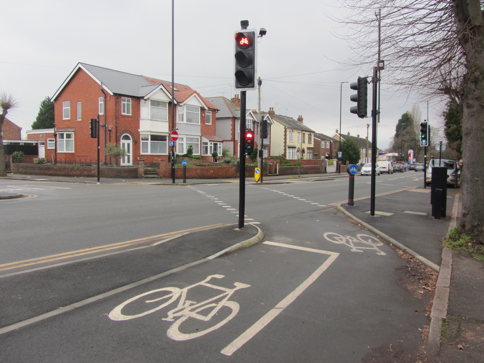 Traffic signals at controlled junctions of the cycle way